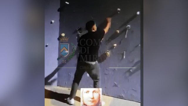 Mirandola, imbrattato memoriale vittime sisma: nel video choc il segretario dei giovani Pd