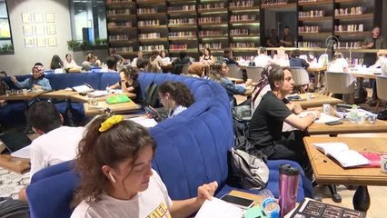 Cumhurbaşkanı Erdoğan, kütüphane açılışı sonrası gençlerle bir araya geldi