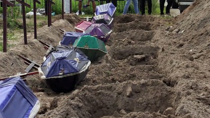 Bucha, ciudad mártir de Ucrania, entierra a sus muertos no identificados
