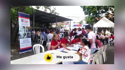 Cientos de jóvenes acuden a la feria de empleo en Santiago