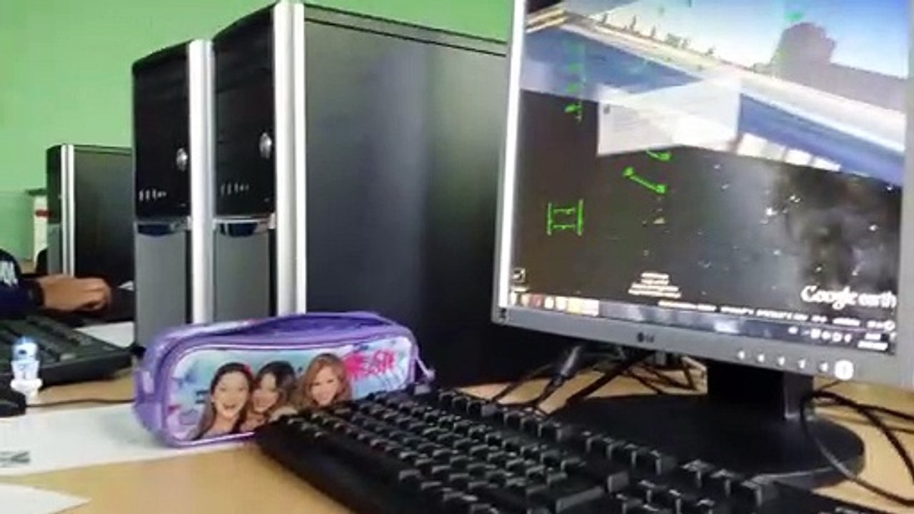 Flugsimulatorspaß wenn die Lehrerin nicht hinschaut