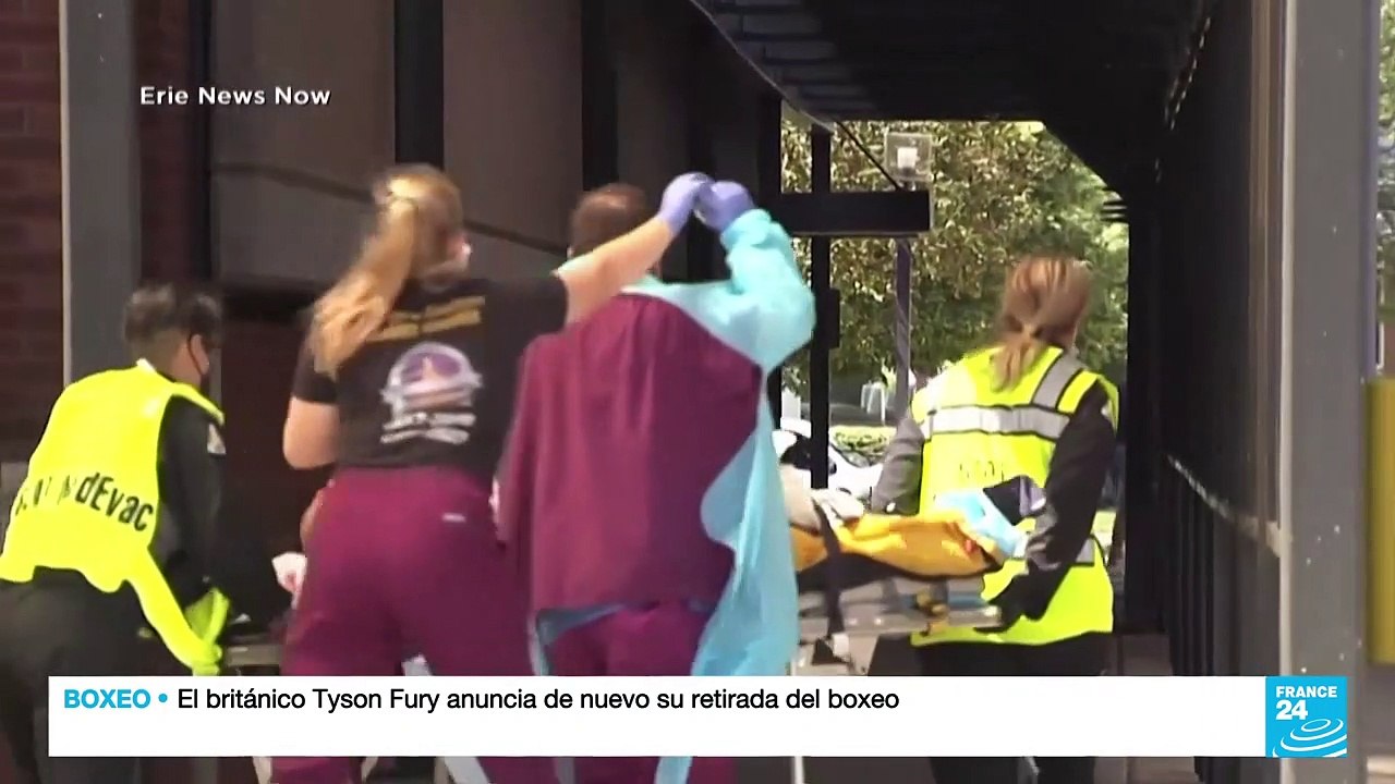 El escritor Salman Rushdie, con respiración asistida tras ser apuñalado en Nueva York