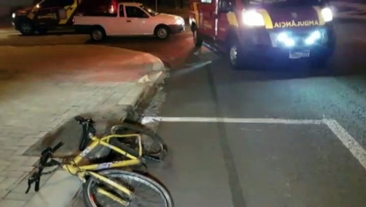 Jovem fica ferida após colisão entre bicicleta e caminhonete