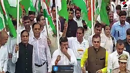 સુરતમાં ચાલુ વરસાદે નીકળી 5 કિલોમીટર લાંબી તિરંગા યાત્રા