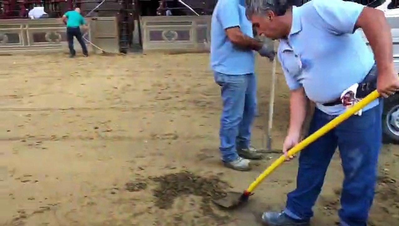 Palio di Siena, i lavori di ripristino del tufo in piazza del Campo