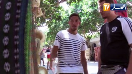 عماد.. قصة شاب إحترف مهنة التجول بالسواح في المعالم الأثرية بتيبازة