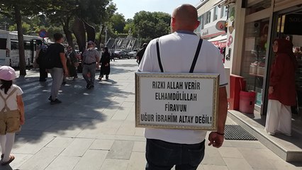 Diplomasını boynuna asıp Konya şehir merkezinde böyle dolaştı