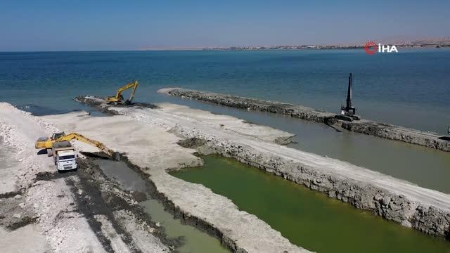 Van haberleri... Van Gölü'ndeki dip çamuru temizliği titizlikle devam ediyor