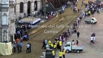Palio di Siena, l'arrivo dei cavalli in piazza del Mercato e la sistemazione del tufo