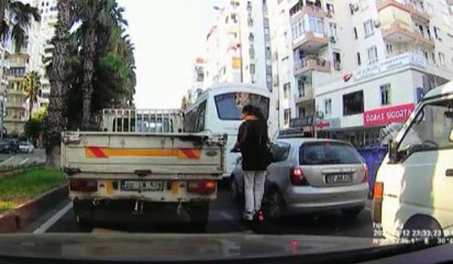 Skuter ile kaza yapan gençler, midibüsün altında kalmaktan son anda kurtuldu