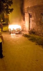 Alev topuna dönen aracı mahalle sakinleri söndürdü