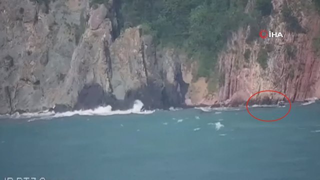 Ailesiyle sahilde eğlenirken dalgalara kapılan şahıs, nefes kesen operasyonla kurtarıldı