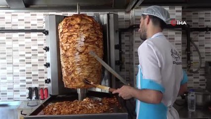 Yaklaşık 60 derece sıcaklıkta ekmek parası için mücadele ediyorlar