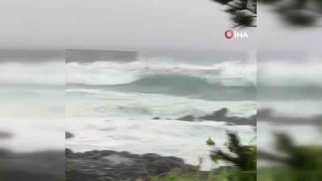 Japonya'da Meari Tayfunu alarmıTren seferleri durduruldu, 191 uçuş iptal edildi