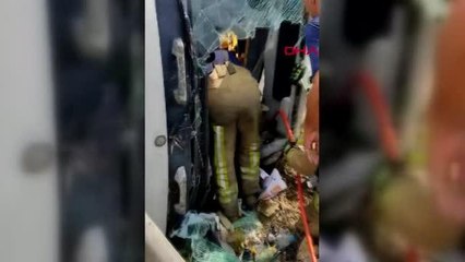 İSTANBUL-BAŞAKŞEHİR'DE BETON POMPASI TAŞIYAN KAMYON DEVRİLDİ