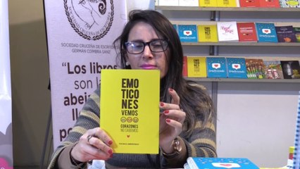 "Emoticones vemos, corazones no sabemos", la novela que atrae a lectores jóvenes en Bolivia