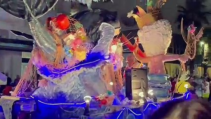 Скачать видео: A Brolo il carnevale è ad agosto: folla alla sfilata dei carri e gente in maschera