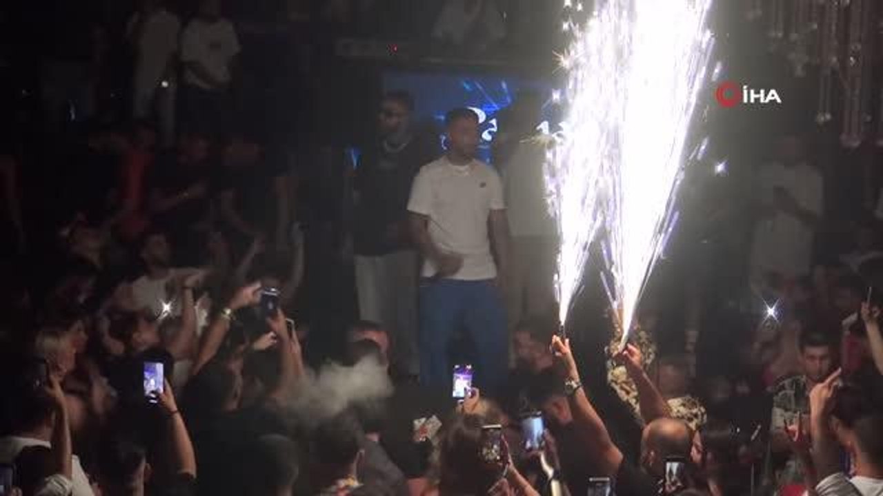 Muğla haberi! Bodrum'da Uzi konseri... Eğlence mekanı hınca hınç doldu