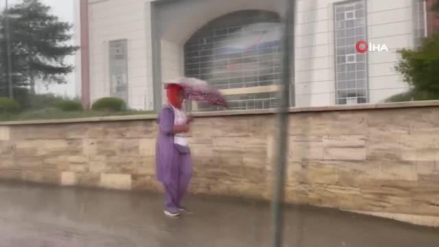 Sağanak yağış hayatı olumsuz etkiledi... Yağmura hazırlıksız yakalanan vatandaşlar otobüs duraklarına sığındı