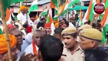 रैली की शुरूआत में हुई पुलिस से तकरार