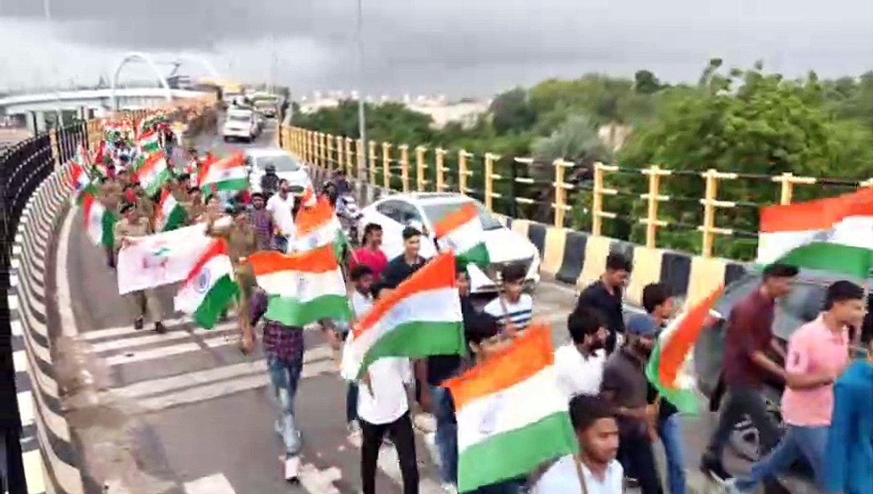 Tricolor rally: भारत माता के जयकारों के साथ बच्...