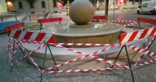 Milano, moria di piccioni intorno alla fontana di piazza Fratelli Bandiera