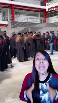 Jovencita se vuelve viral en TikTok por asistir a su graduación en chanclas