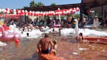 Turistler havuz başında köpük partisiyle doyasıya eğlendi