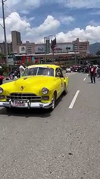 Desfile de autos antiguos: Multitudes en las calles para acompañar esta tradición-2