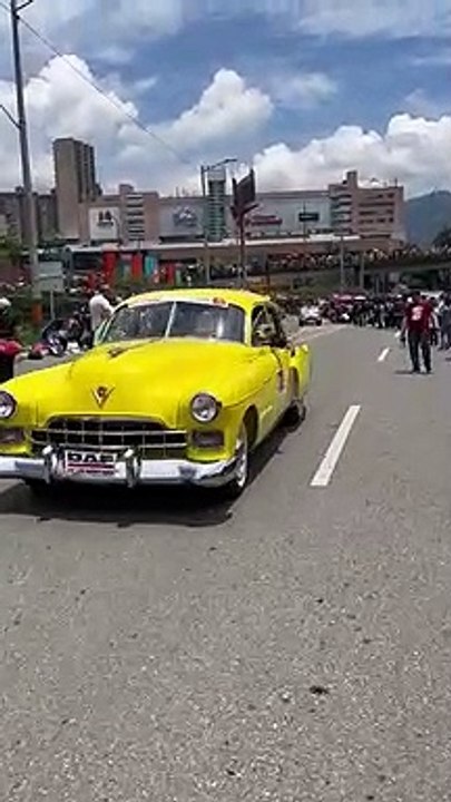 Desfile de autos antiguos: Multitudes en las calles para acompañar esta tradición-2