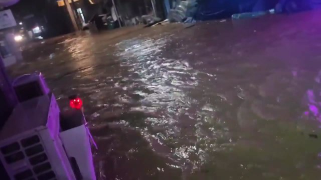 충남 부여 신대리 침수 피해...도로와 상가 물에 잠겨 (제보영상) / YTN