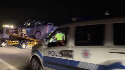 Son dakika haberi: Kamyonetin seyir halindeki tıra çarptığı kazada 3 kişi öldü