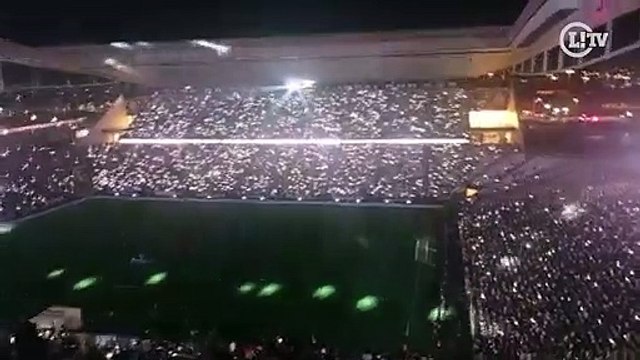 Torcida do Corinthians faz a festa na entrada da equipe