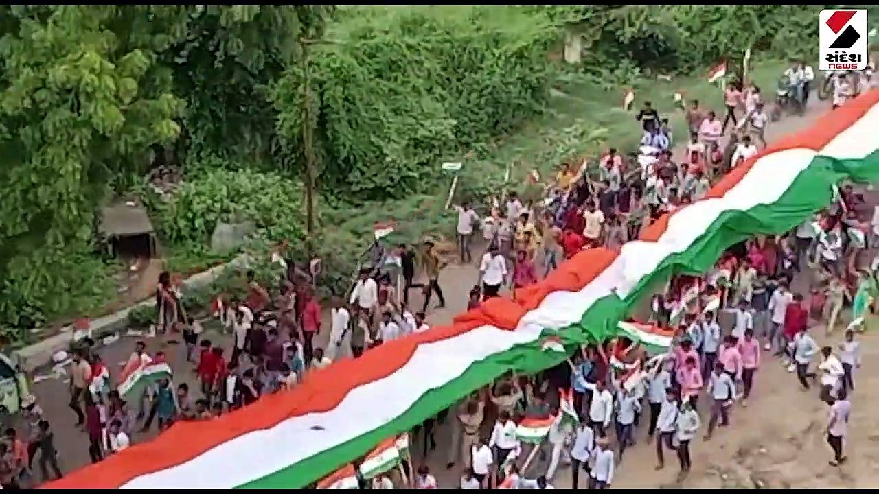 મહેમદાવાદ શહેરમાં સૌથી લાંબા તિરંગા સાથે યાત્રા...