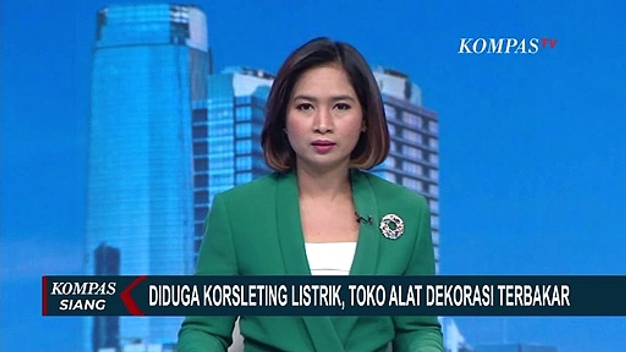 Sebanyak 5 Unit Damkar Dikerahkan untuk Padamkan Api di Toko Alat Dekorasi yang Terbakar