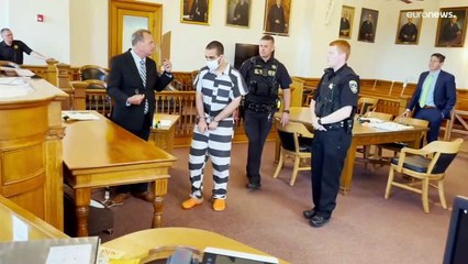 Nonostante dieci coltellate subite, Rushdie sta meglio: staccato dal respiratore, riesce a parlare