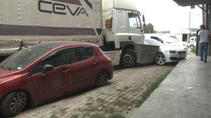 Скачать видео: Freni boşalan TIR, 5 aracı ezip geçti