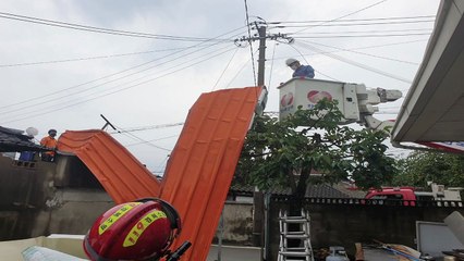 경북 경산서 강풍에 공장 지붕 날아가 / YTN