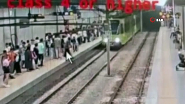 Metroda yüreklerin ağızlara geldiği anlar! Makinistin şüphesi faciayı önledi
