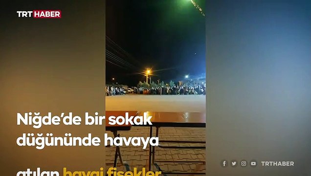 Havai fişekler davetlilerin arasında patladı