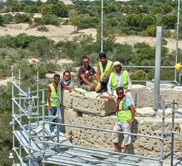 PATARA DENİZ FENERİ YÜKSELİRKEN, ANITSAL YAZIT YERİNE KONULDU