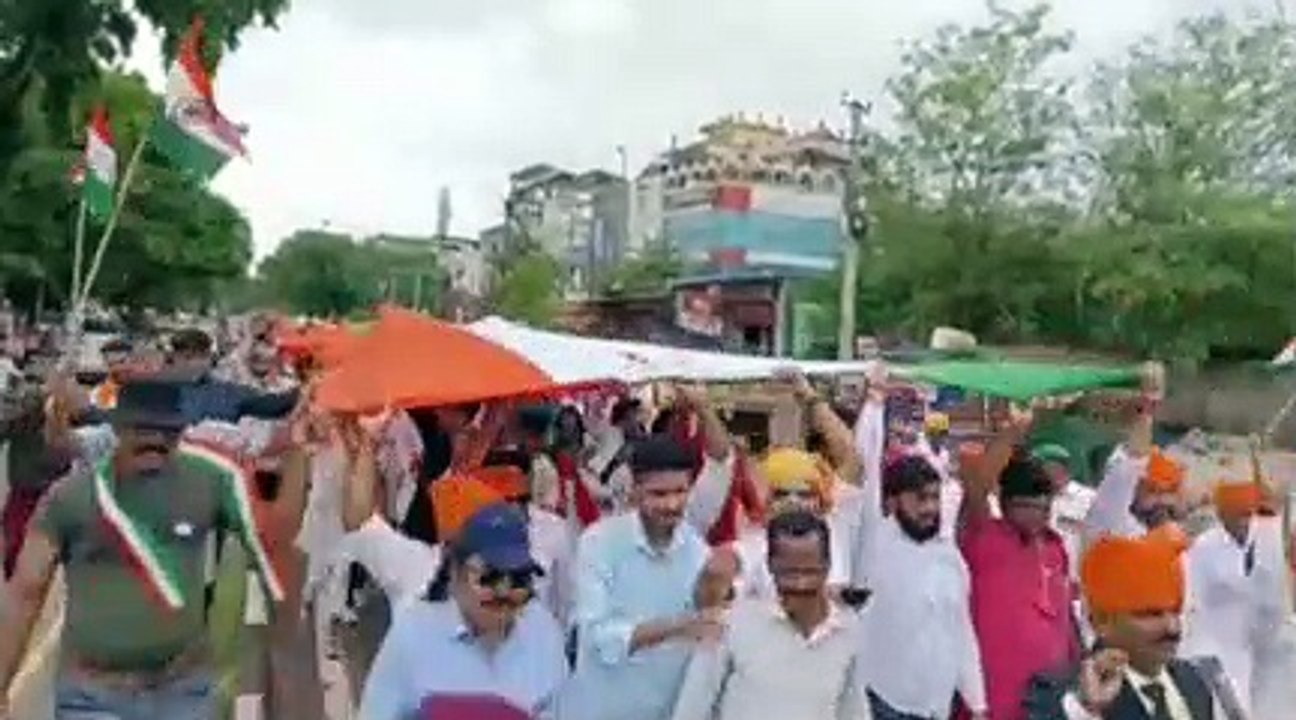 VIDEO : जयपुर में 111 मीटर तिरंगे के साथ निकली...