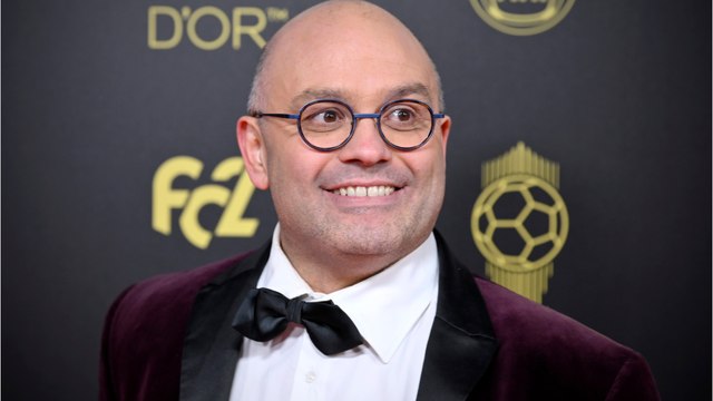 VOICI - Vous êtes un idiot : Yoann Riou dévoile une photo du père Fouras, sans costume ni barbe et cheveux blancs, les internautes choqués