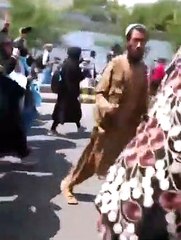 Afgan kadınlar Taliban'ın yönetimi ele geçirmesinin 1. yılında protesto düzenledi