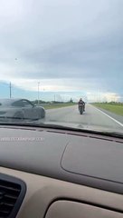 Ce motard veut faire la course avec une Porsche 911... Départ raté