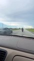 Ce motard veut faire la course avec une Porsche 911... Départ raté