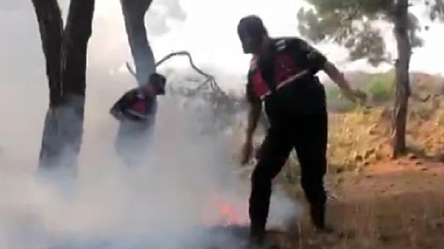Orman yangınını ayaklarıyla söndürmeye çalıştılar