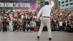 Abel Caballero ofrece su particular versión del break dance en el festival O Marisquiño de Vigo