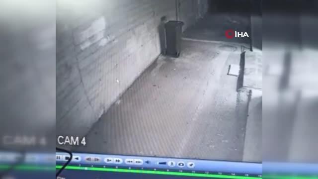 15 çift ayakkabı çalan hırsızlar, aynı apartmandan çaldıkları bisikletlerle kaçtılar- Hırsızlık anları apartmanın güvenlik kameralarına saniye saniye...