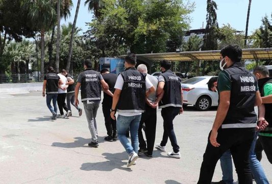 Son dakika 3. sayfa: Mersin'deki 2 milyon uyuşturucu hap operasyonunun zanlıları adliyeye sevk edildi